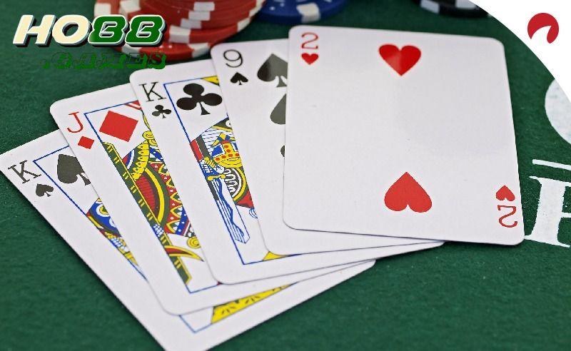 Quan sát các lá bài đã đánh để nắm thóp đối thủ