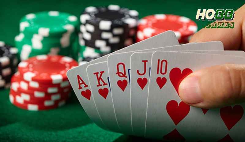 Poker là trò chơi bài dựa trên các tổ hợp bài (hand) mà người chơi nắm giữ